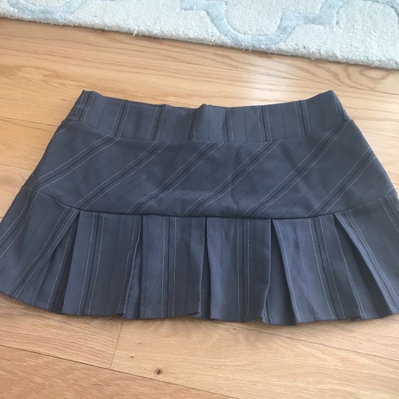 Pleated Bottom Grey Miniskirt - size Large - Picture 3 of 5